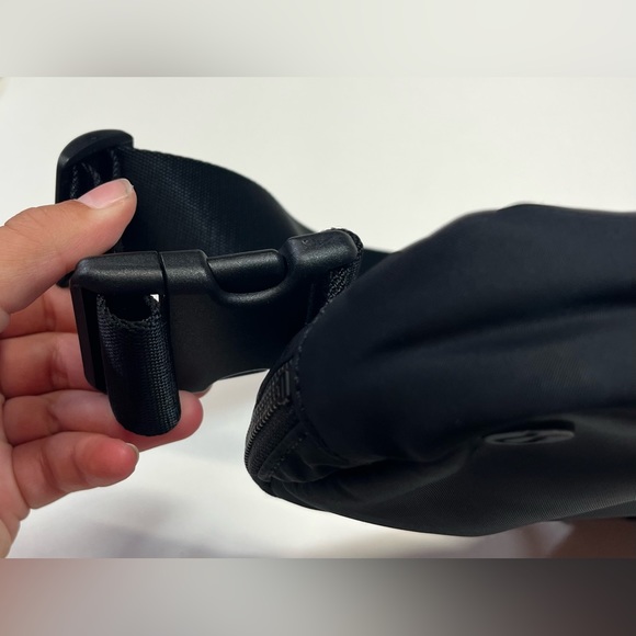 Lululemon Everywhere Black Belt Bag - Picture 6 of 12